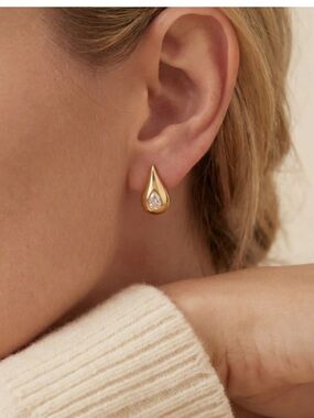 New! Gold Tear Drop Post Earrings NWOT (1005)
